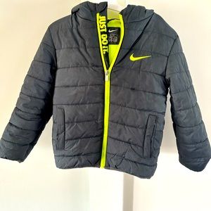 Nike little boys hooded puffer jacket. Size 6. Grey & yellow. Good condition.